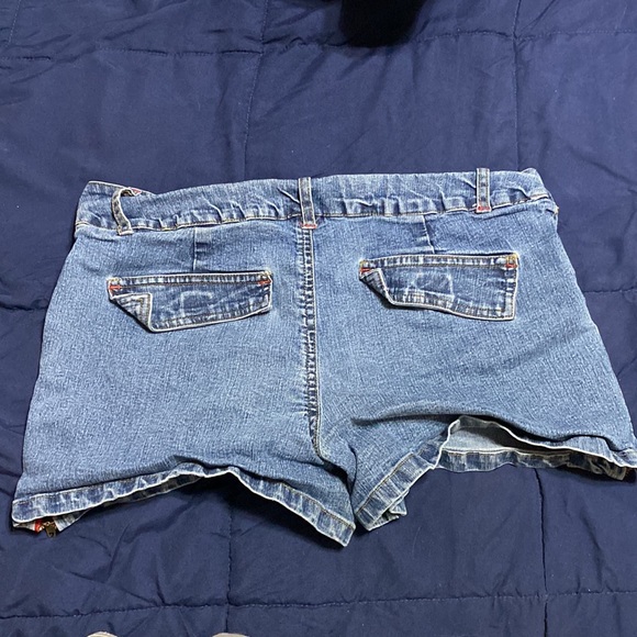 I don’t know that brand but the size is a 6. - Picture 2 of 2